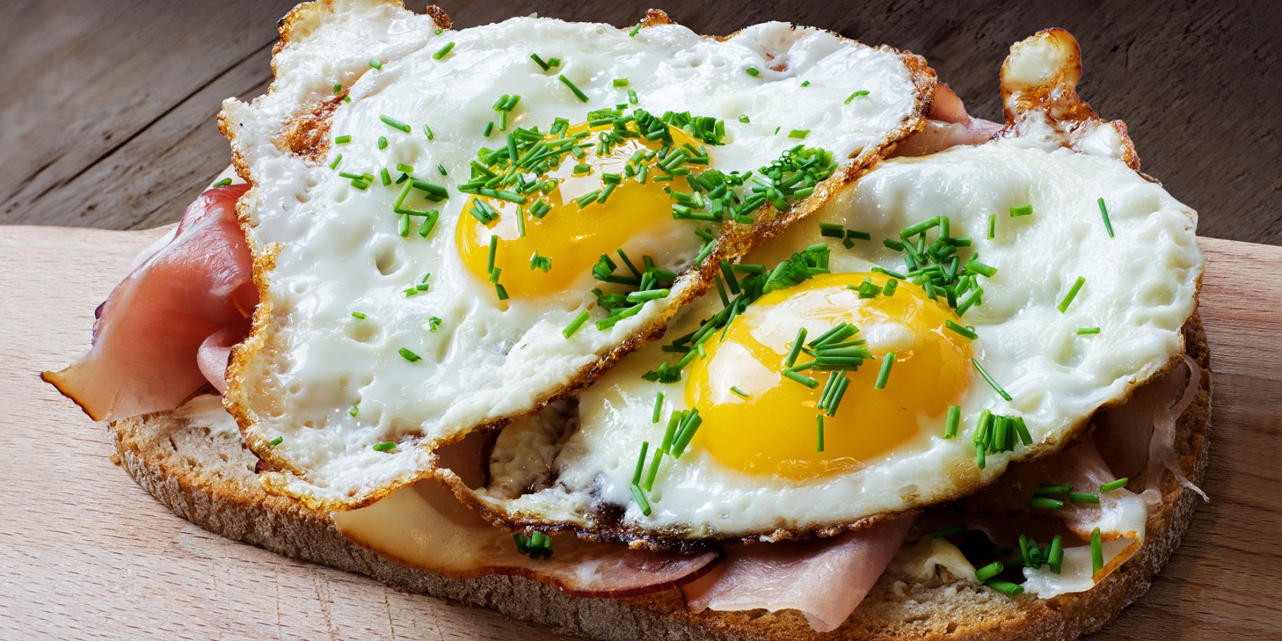 Бутерброди з яйцем і ковбасою