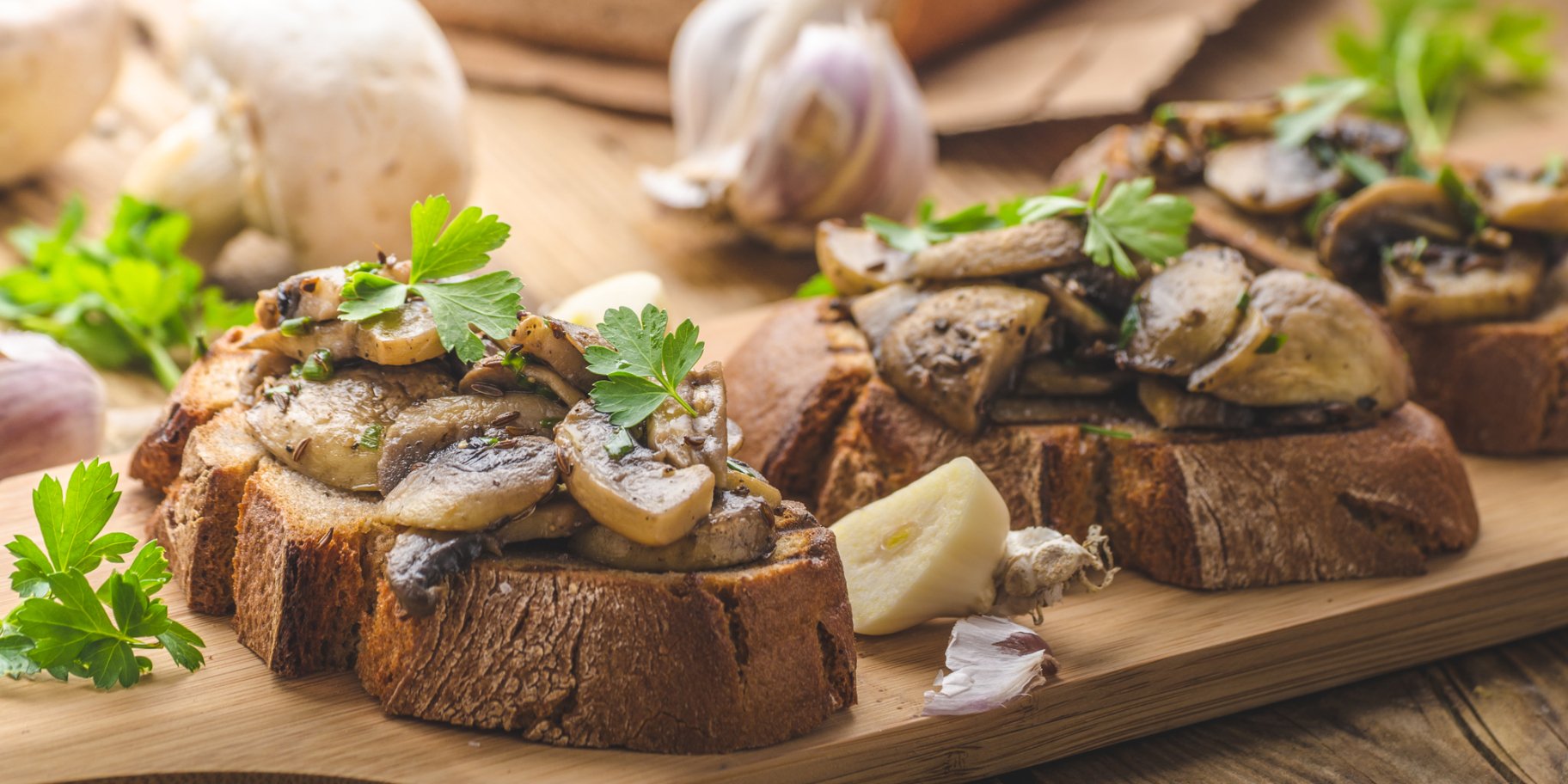 Брускетты с грибами и копченым беконом