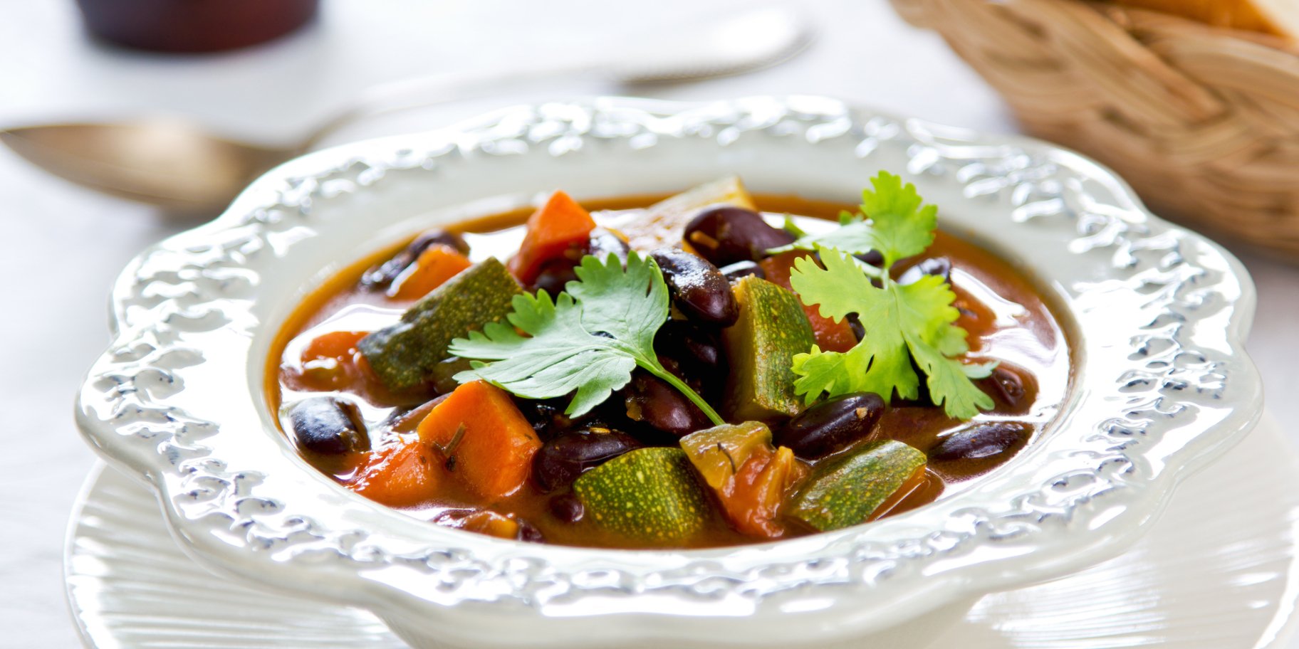 Томатный суп с кабачками и фасолью