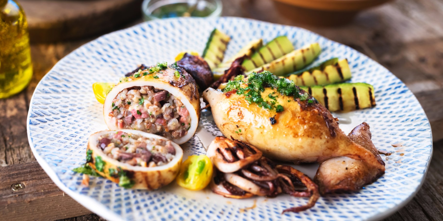 Фарширований кальмар з гречкою