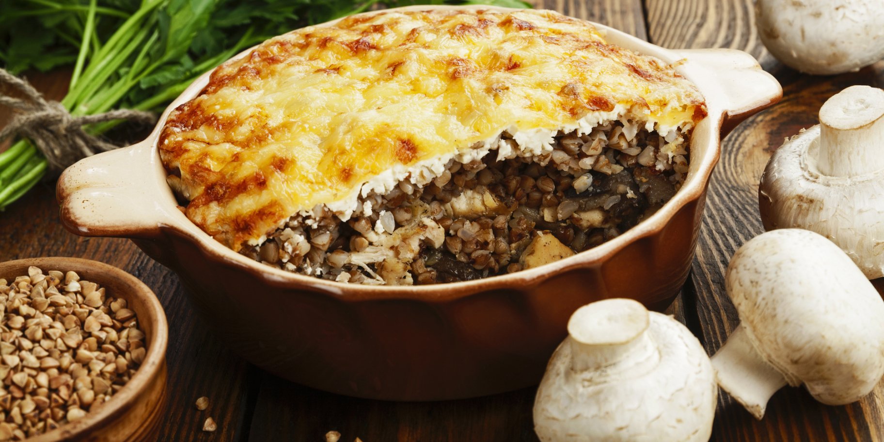 Запіканка з гречки у формі на дерев'яному столі