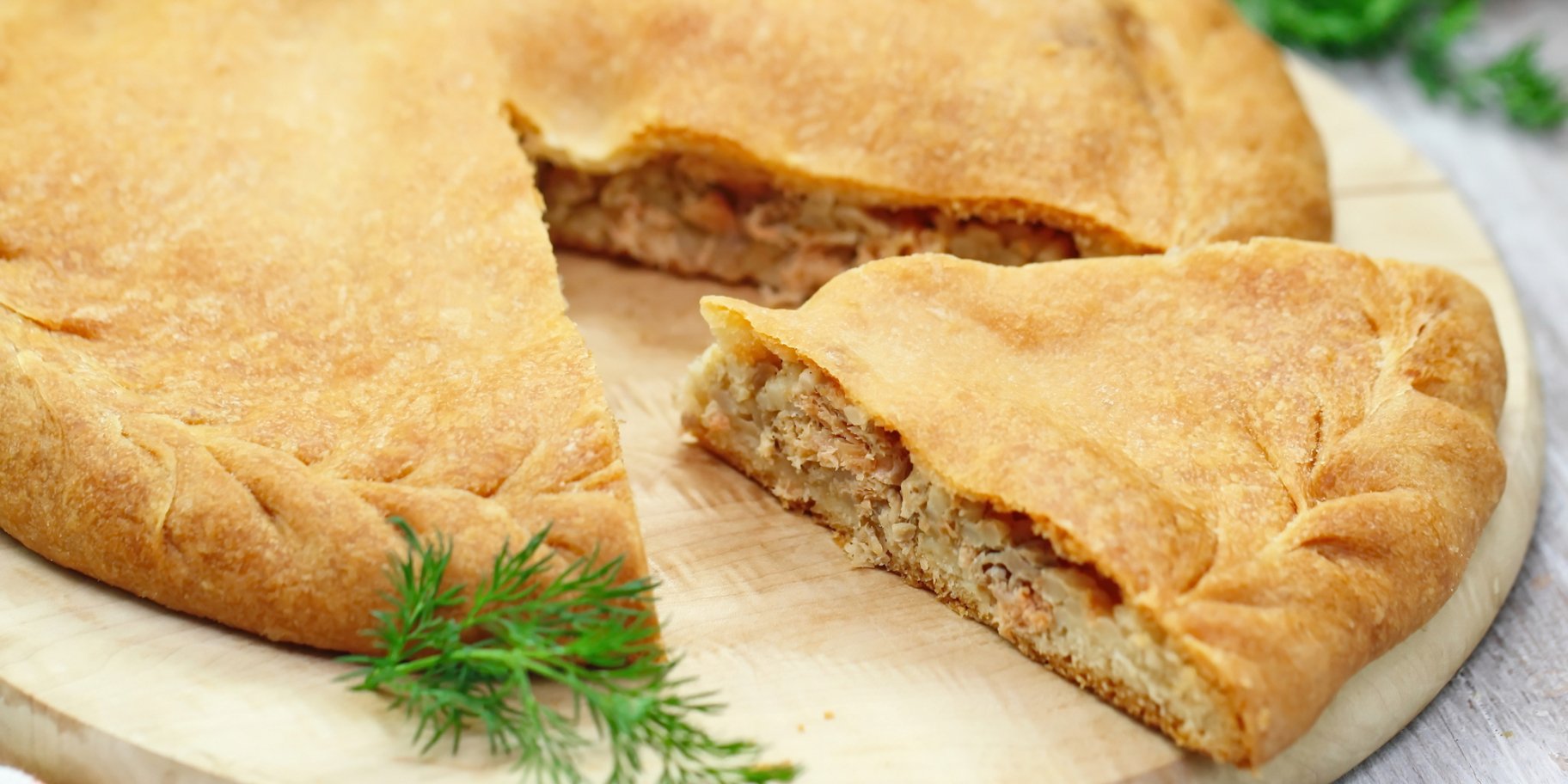 Закрита піца з консервами і овочами