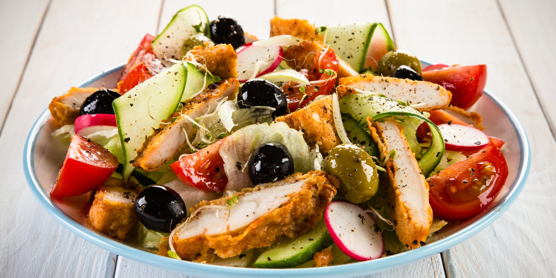 Теплий салат з куркою та овочами