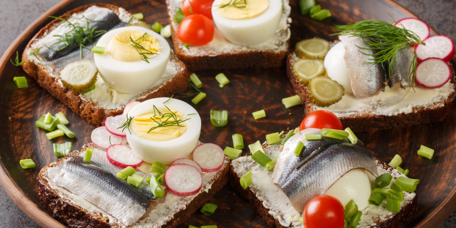 бутерброди з кількою, яйцем та овочами