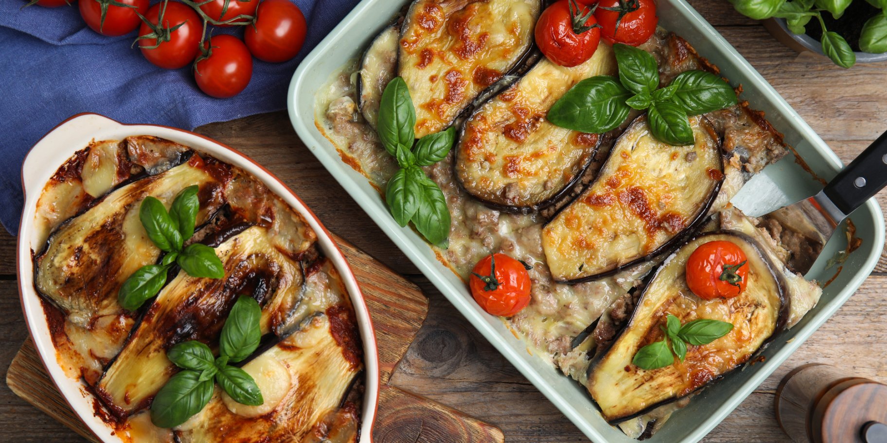 Лазанья з баклажанами у двох формах на дерев'яному столі