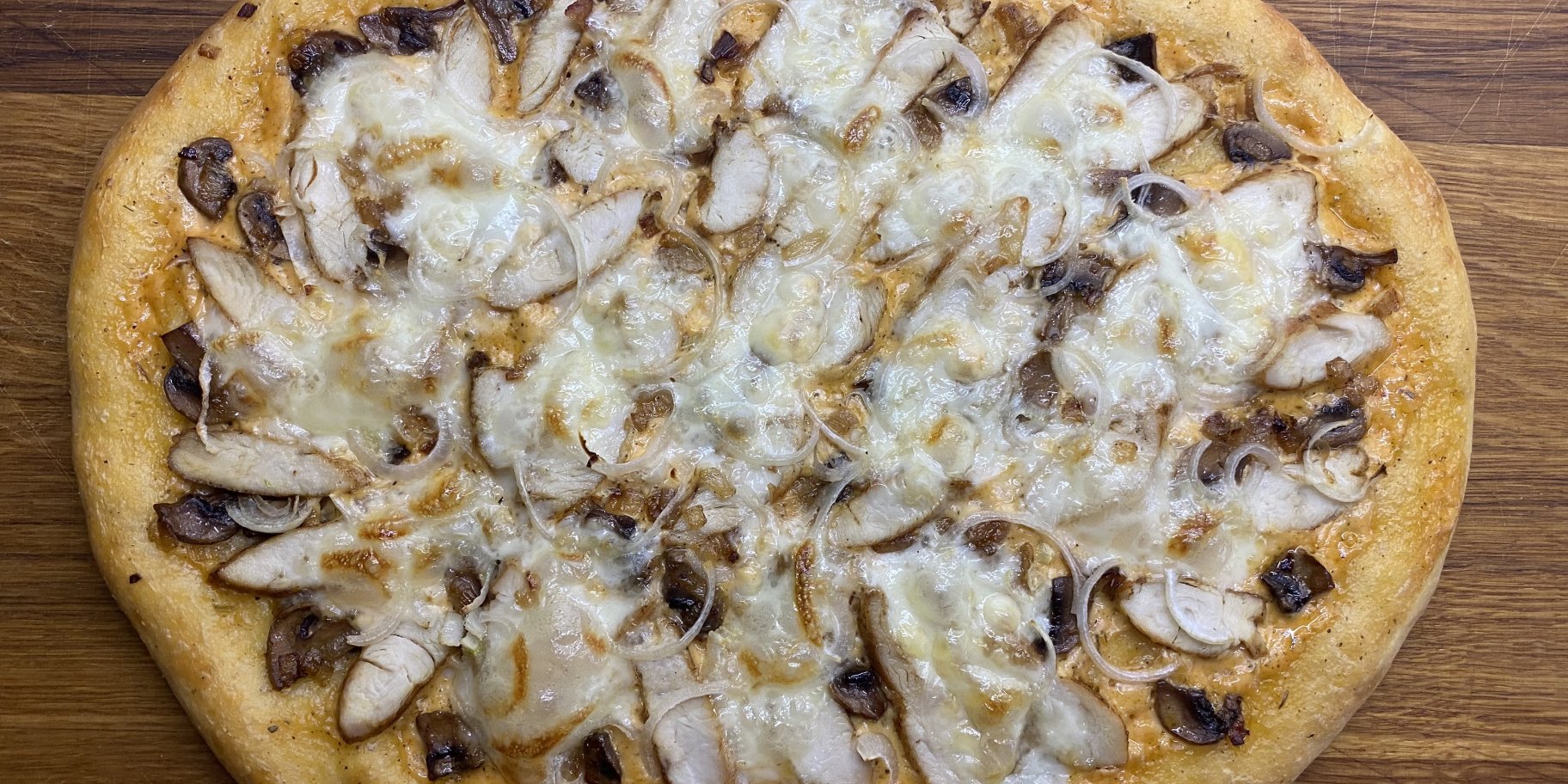 Піца з куркою, печерицями, цибулею та моцарелою