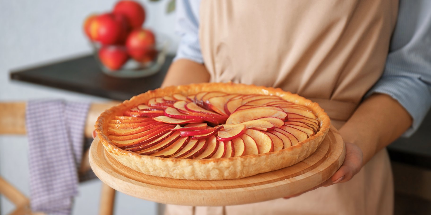 Жінка тримає пиріг