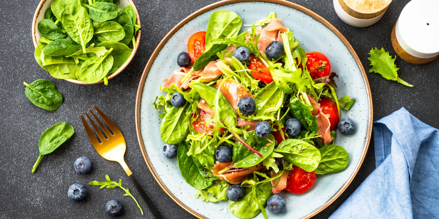 Салат з хамоном і лохиною