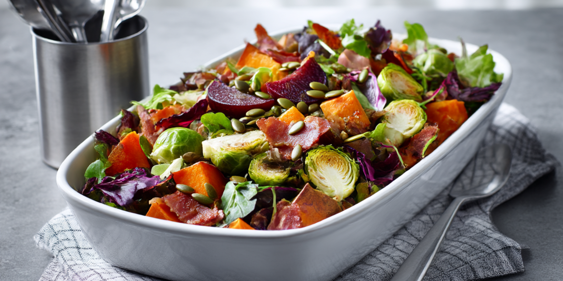 Теплий салат з панчетою, бататом і брюссельською капустою