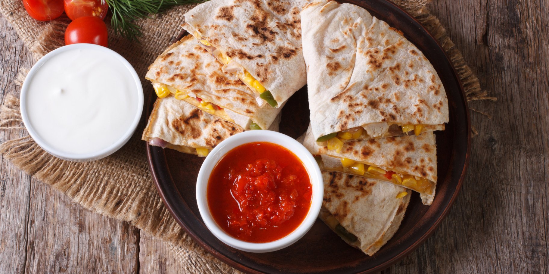 Кесадилья с соусами