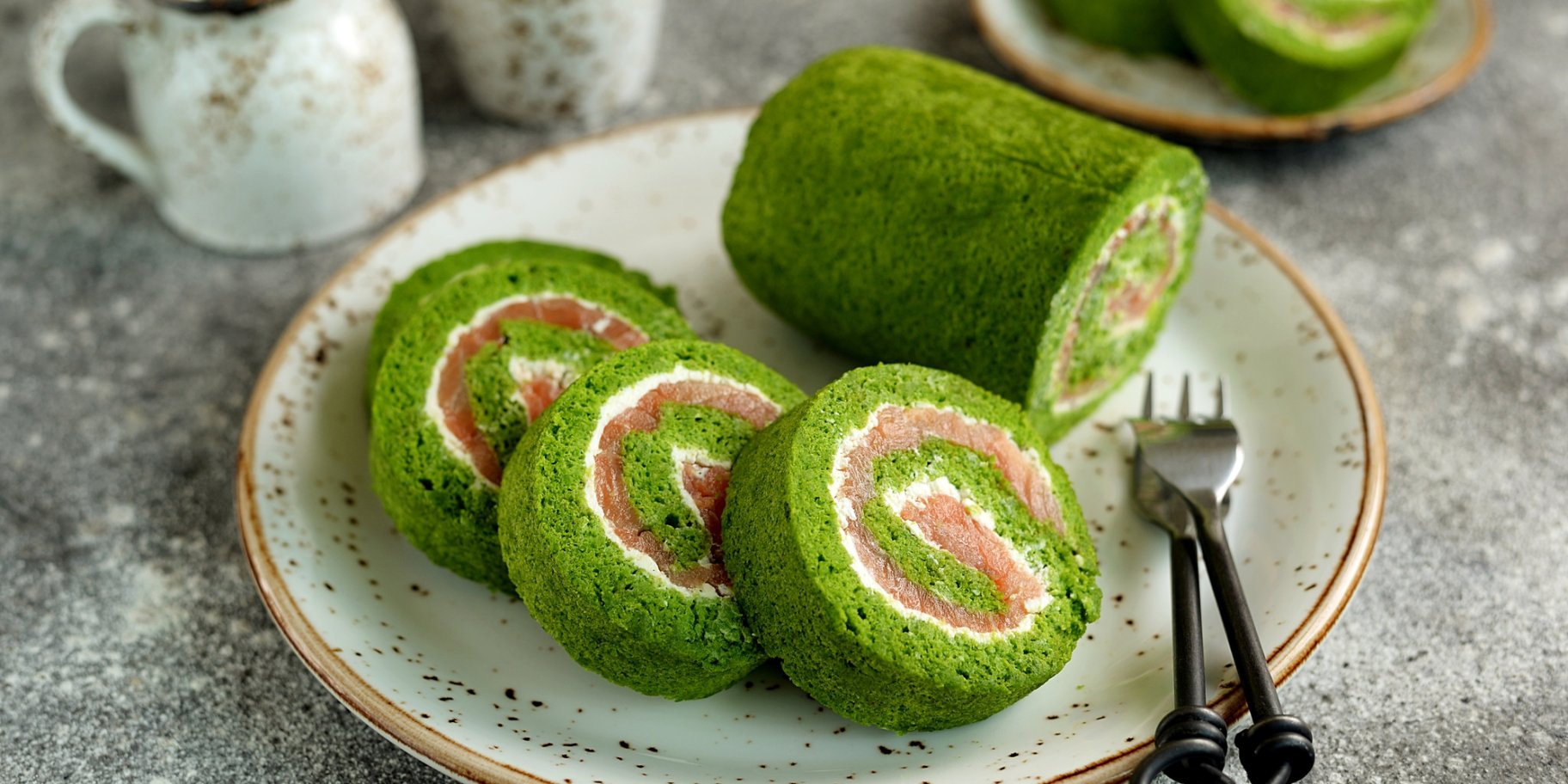 Рулет зі шпинату та сьомги