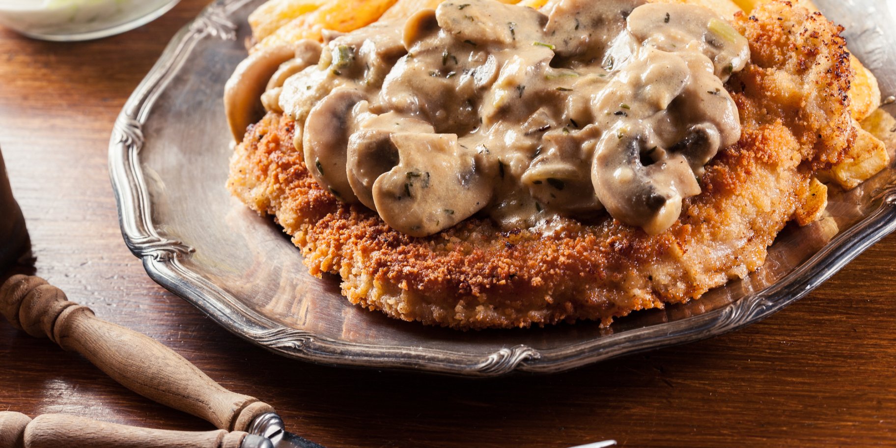 Как приготовить охотничий шницель под грибным соусом