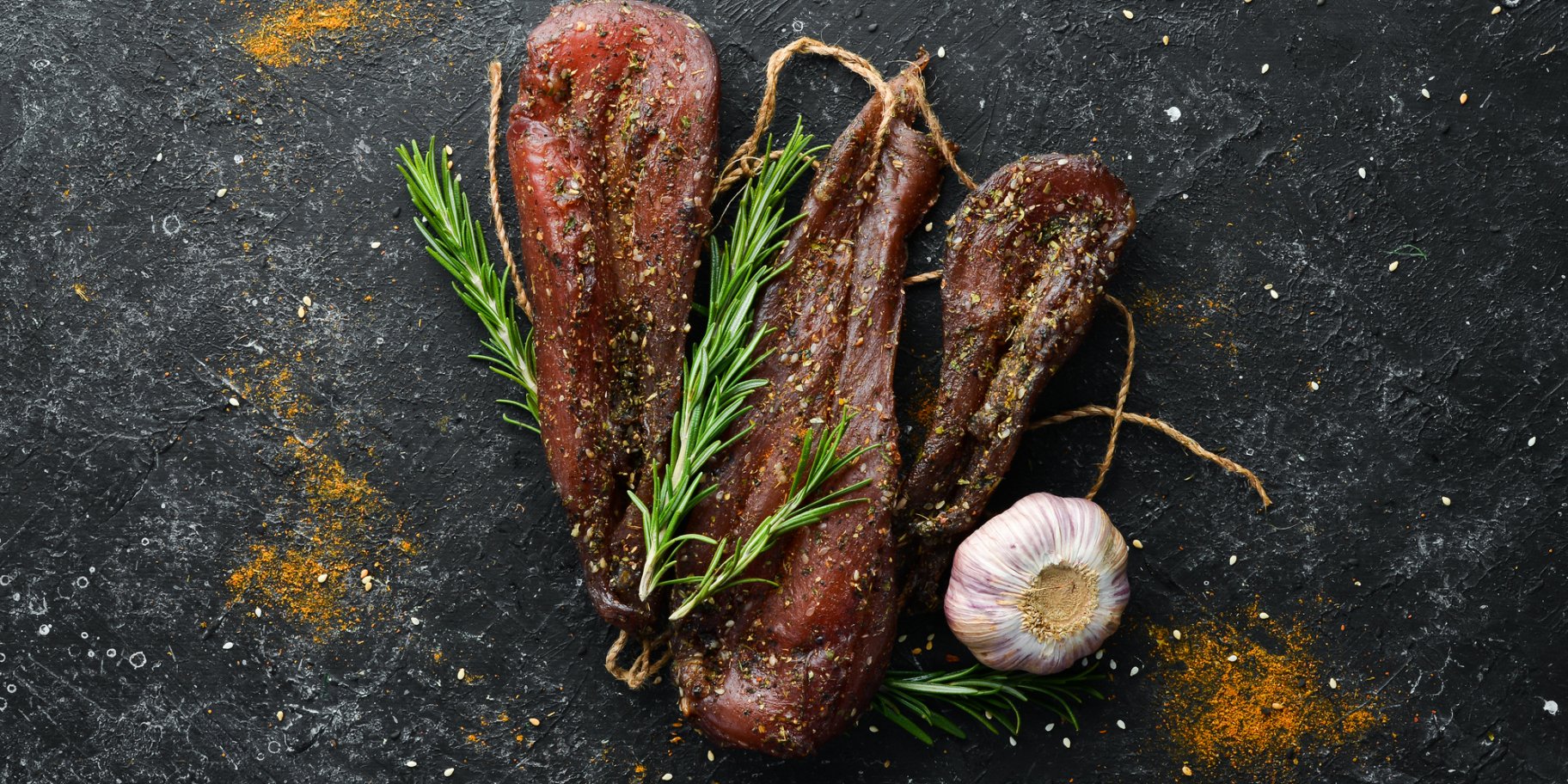 Курячі грудки сушені на чорному фоні із часником