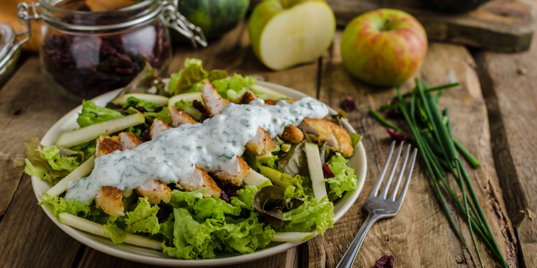 Салат з яблуками і курятиною