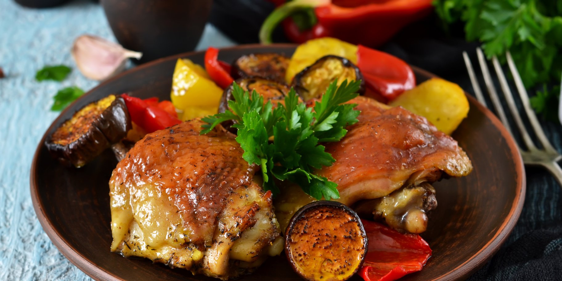 Курячі стегна з овочами