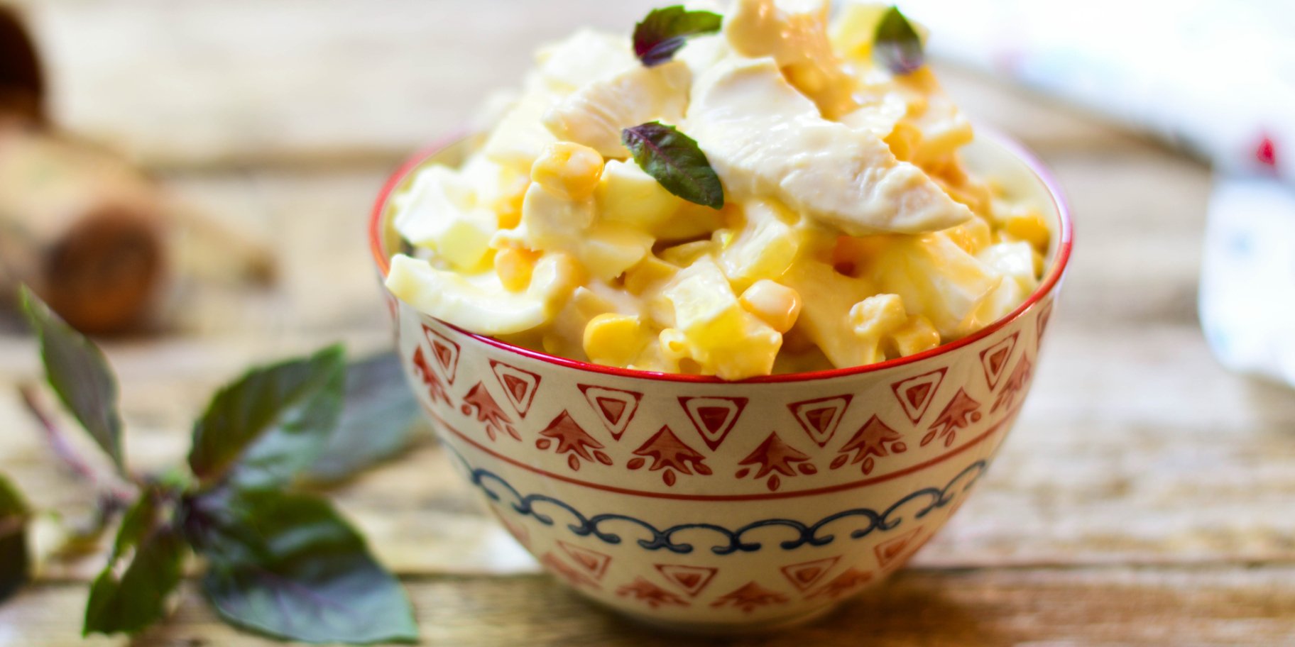 Салат з куркою та ананасами