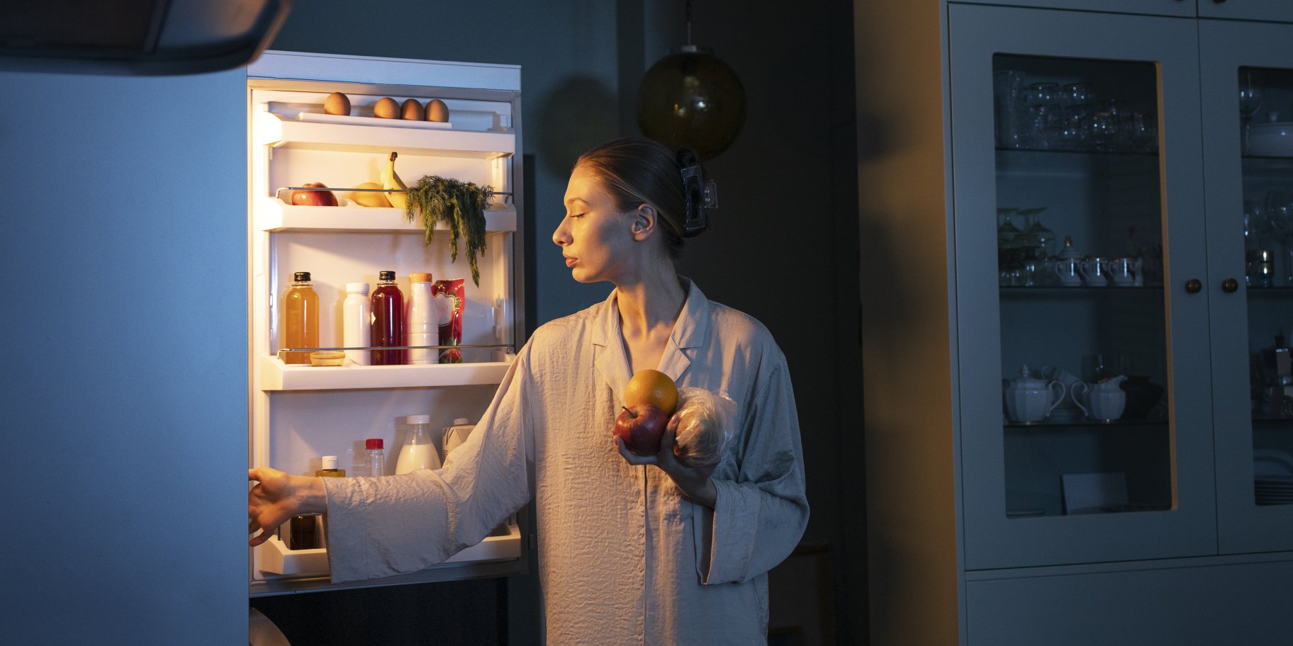 Дівчина їсть на ніч