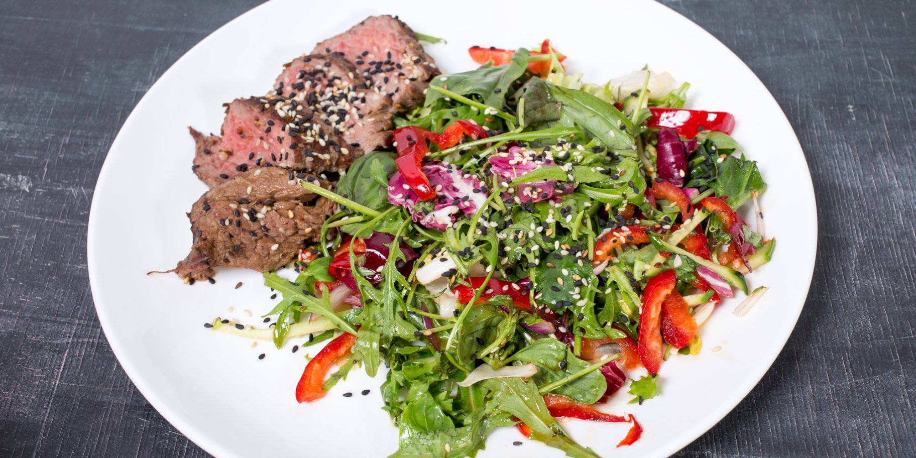 Салат с говядиной и рукколой