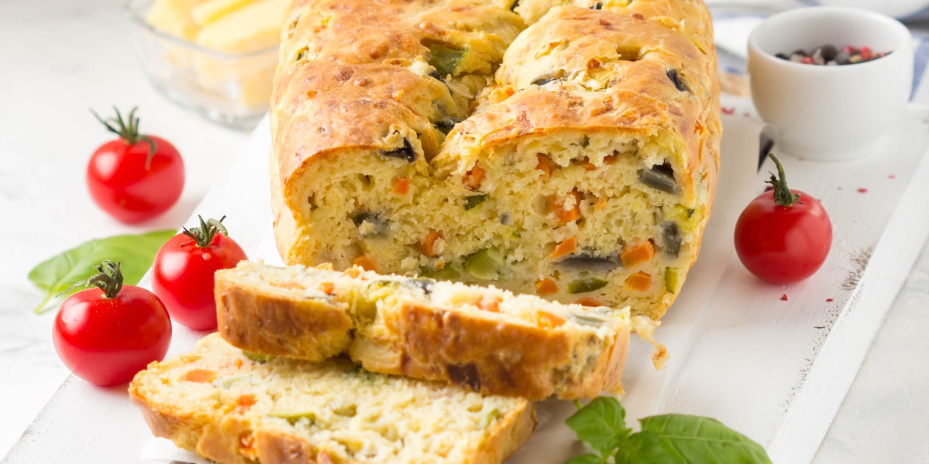 Домашний хлеб с сыром и овощами