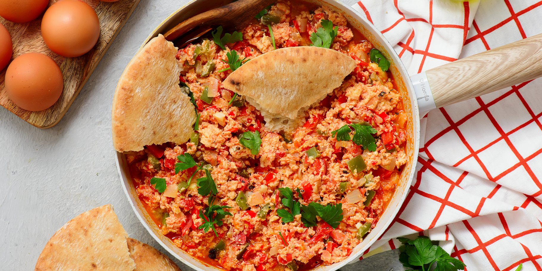 Яєчня з помідорами