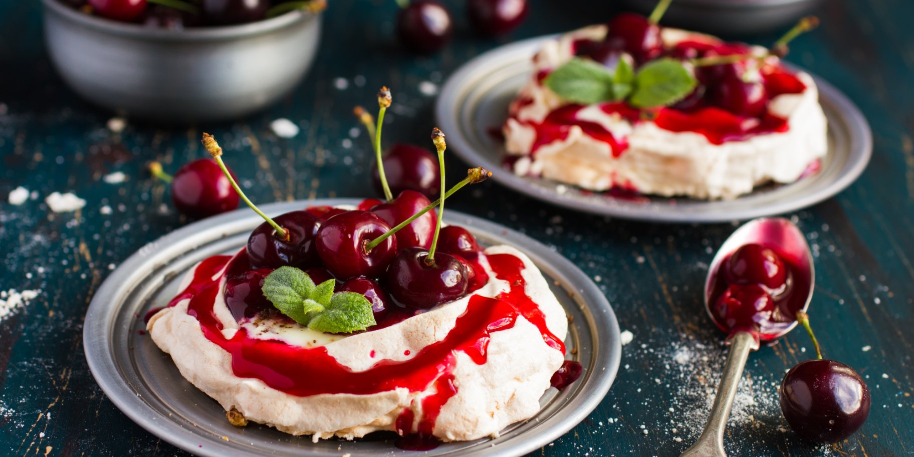 десерт Павлова з вишнею