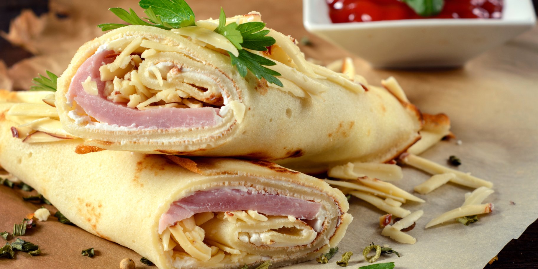 Млинці із шинкою під сирним соусом