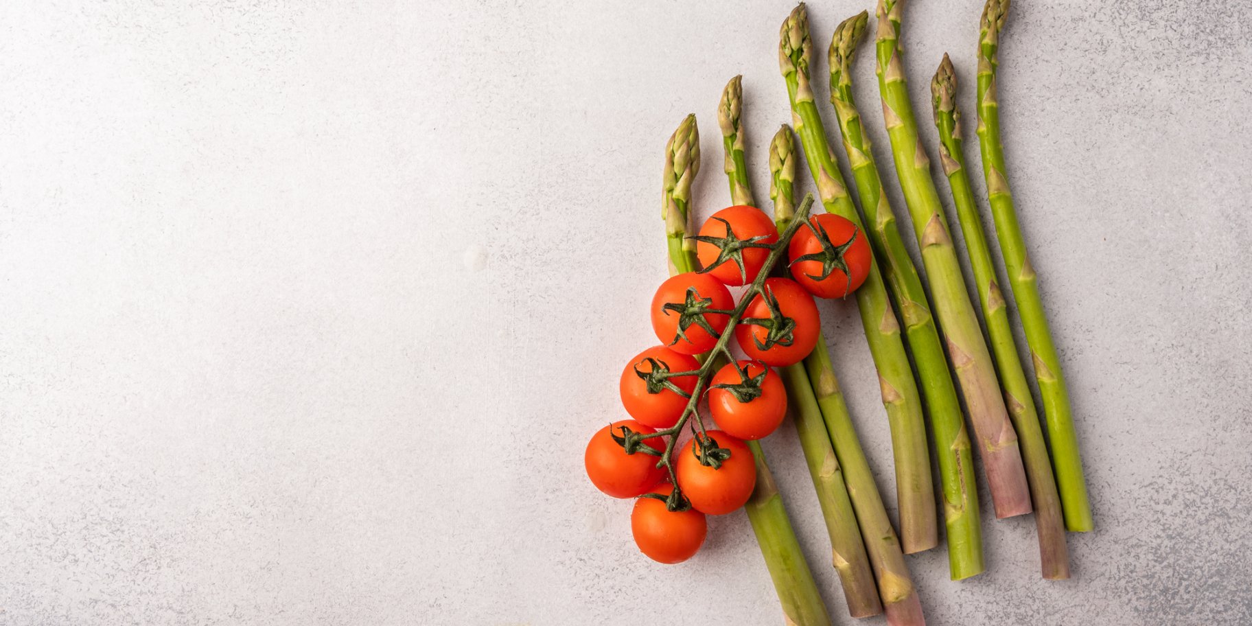 Спаржа з томатами чері