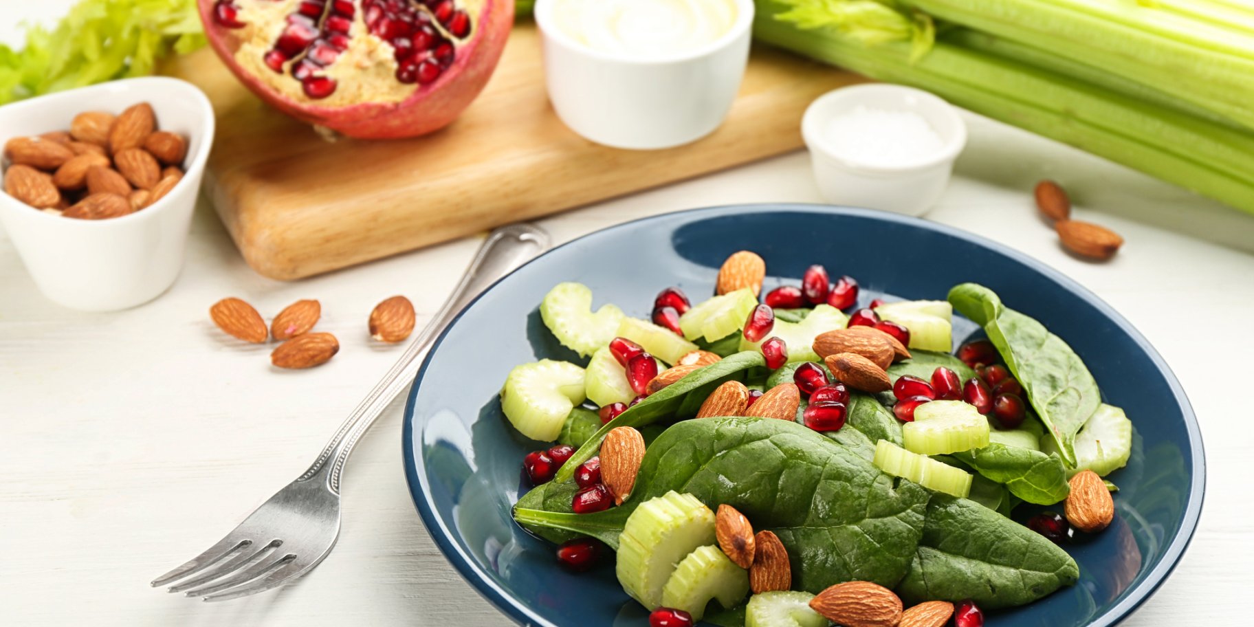 Салат з селерою, гранатом і горіхами