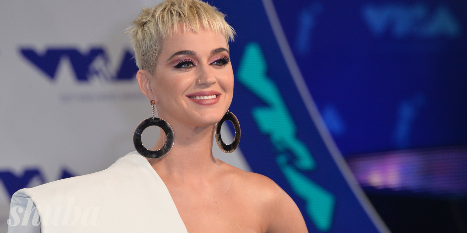 Певица Кэти Перри в белом платье