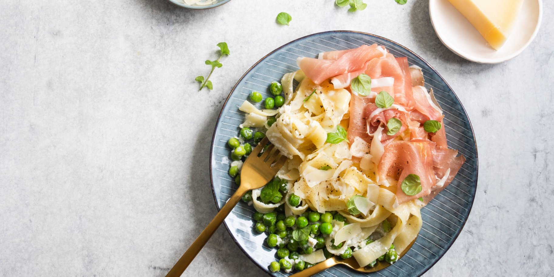 Лингвине с зеленым горошком и прошутто