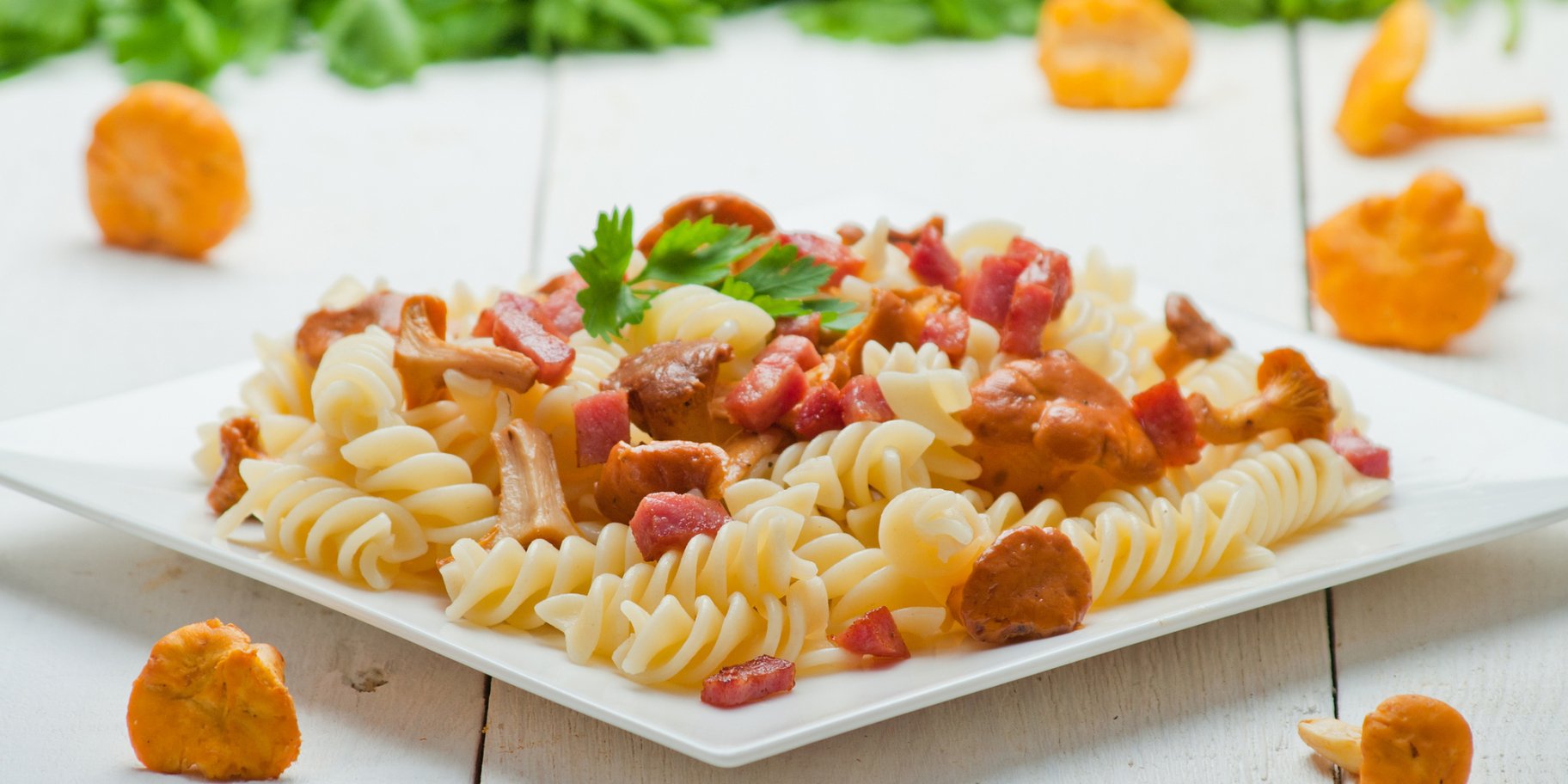 Салат з пастою-спіралями, салямі та беконом