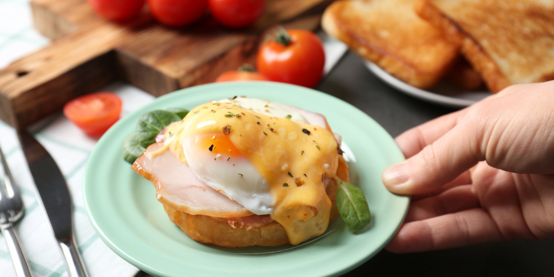 Яйця бенедикт з томатами