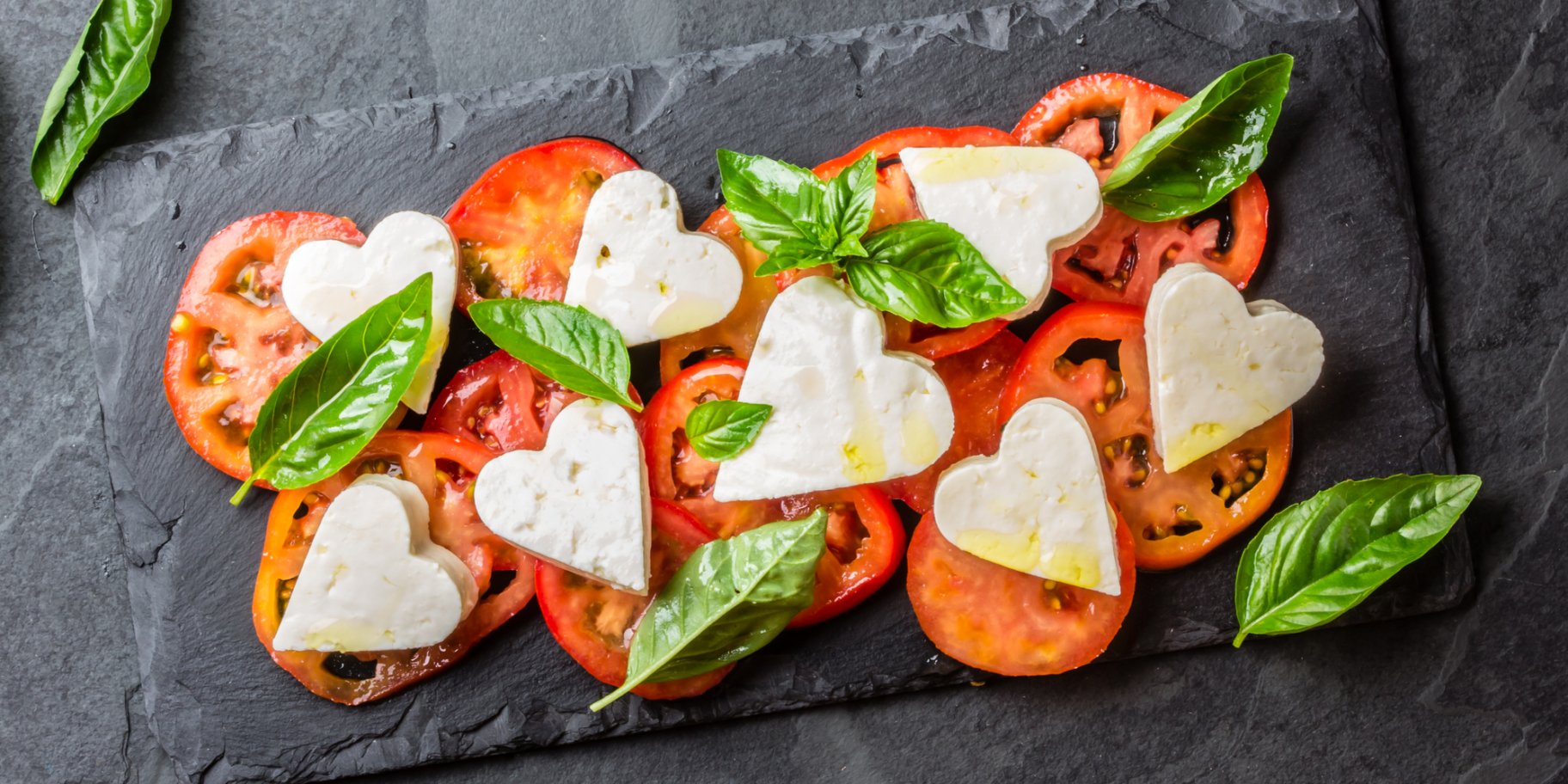 Салат капрезе с сердечками моцареллы