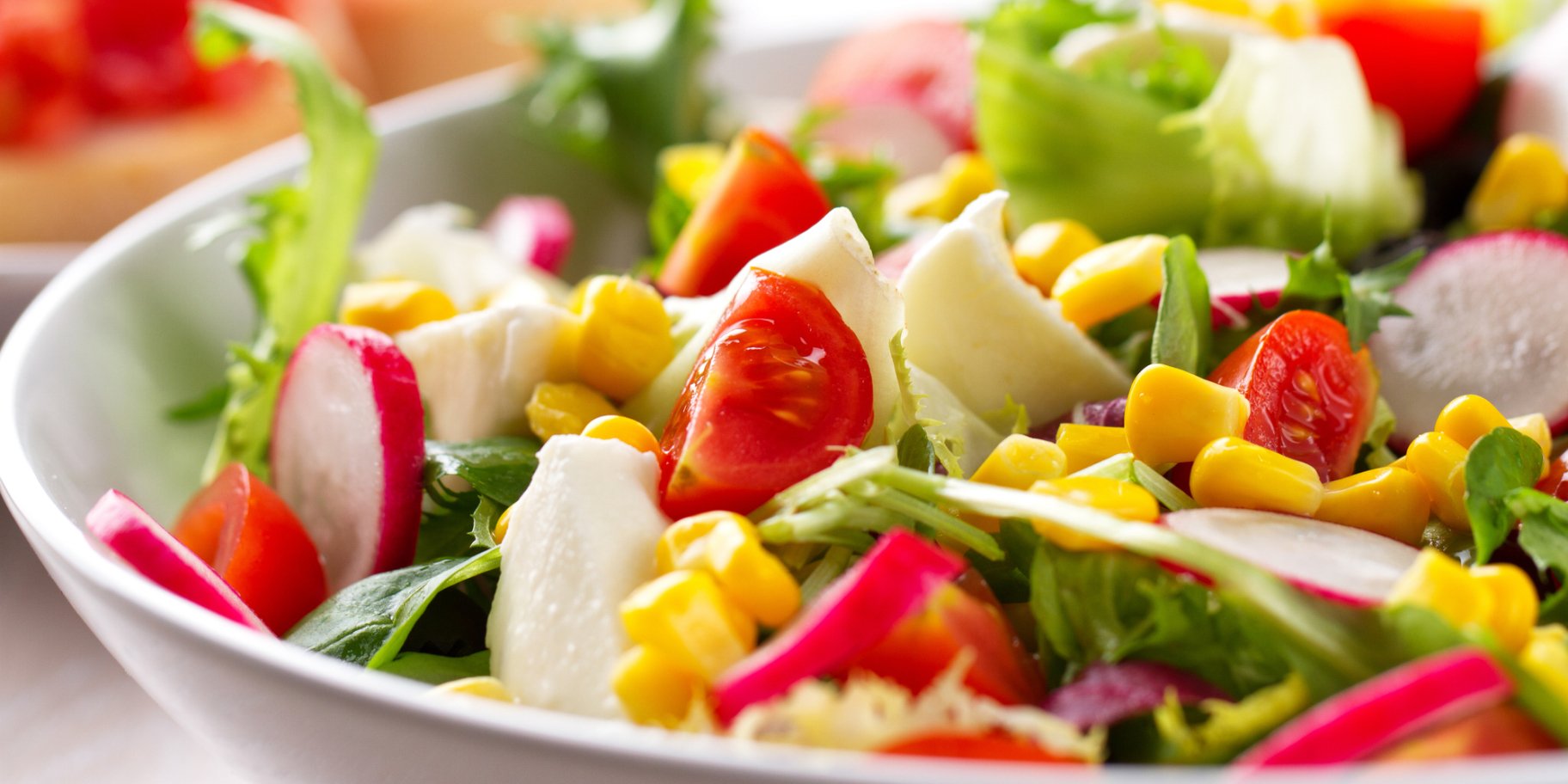 Салат з редискою, моцарелою та кукурудзою