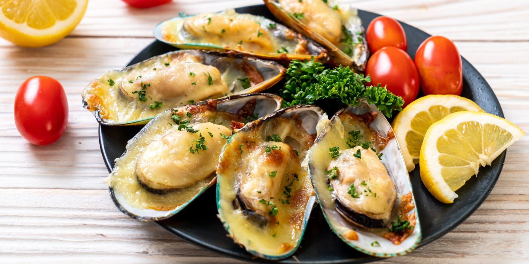 Запечені мідії з сиром