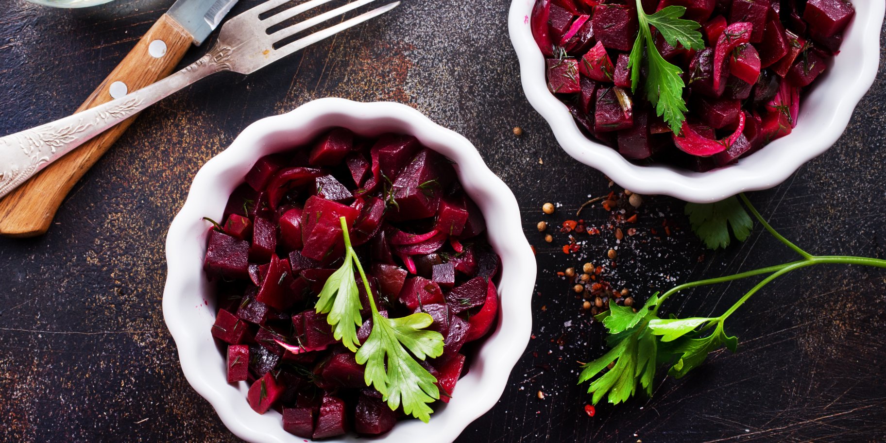 Буряковий салат з петрушкою на двох круглих тарілках