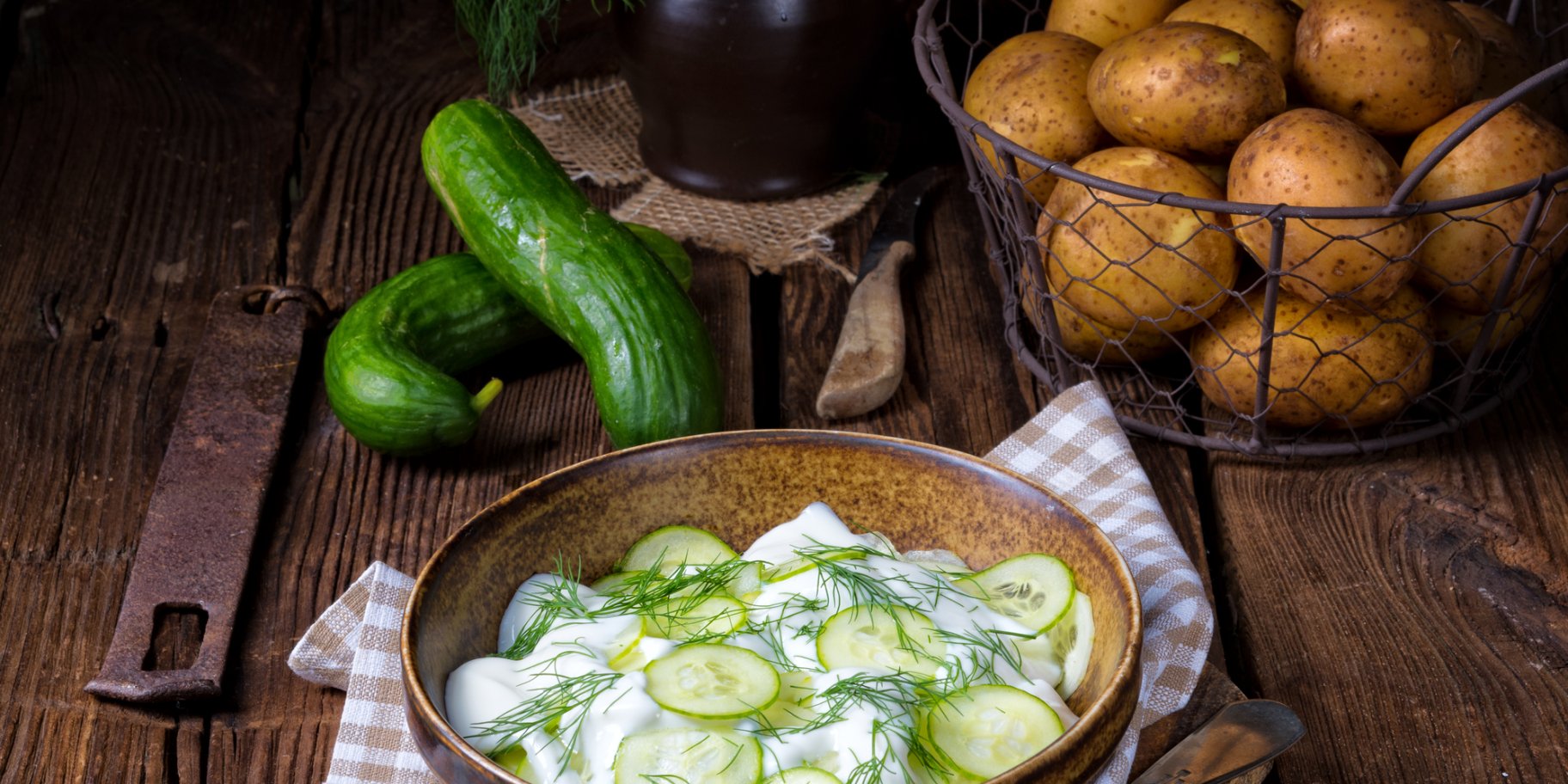 Салат з молодою картоплею і огірком