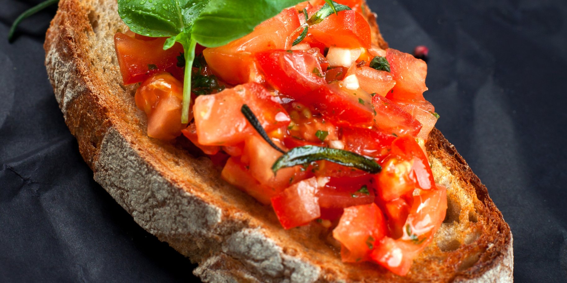 Брускета з печеним перцем і фетою