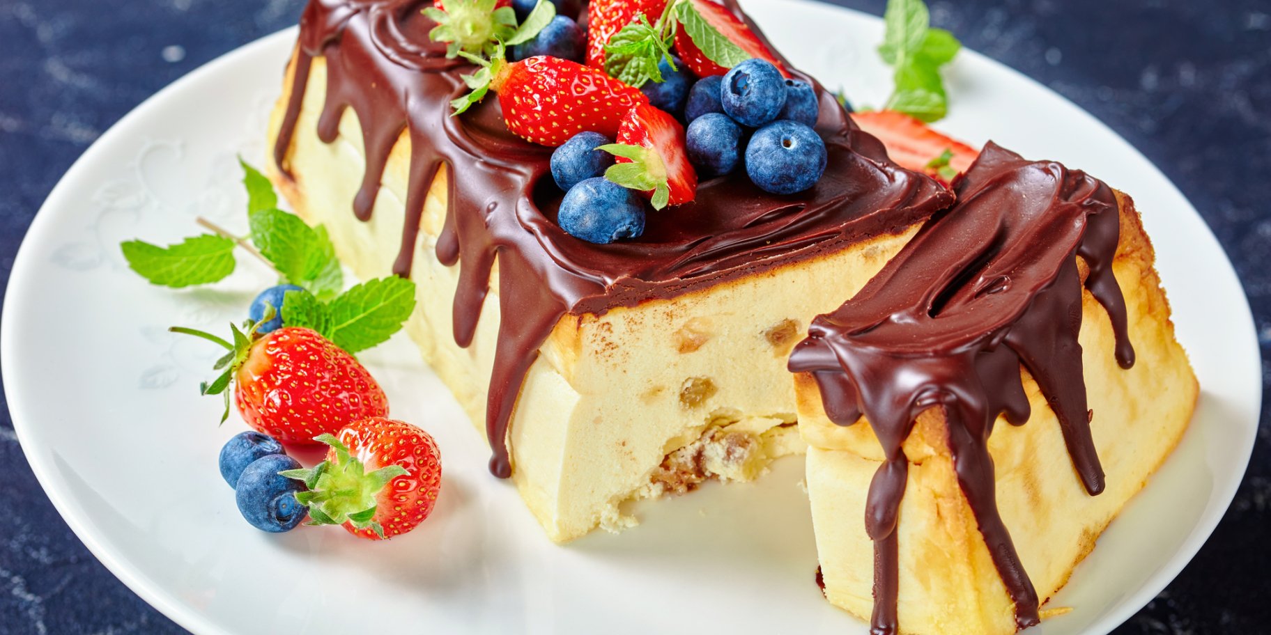 Сырник с шоколадом и ягодами