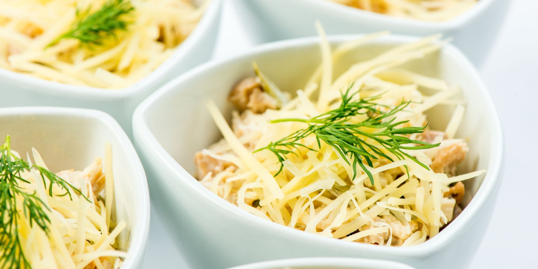 Пикантный салат с запеченной курицей