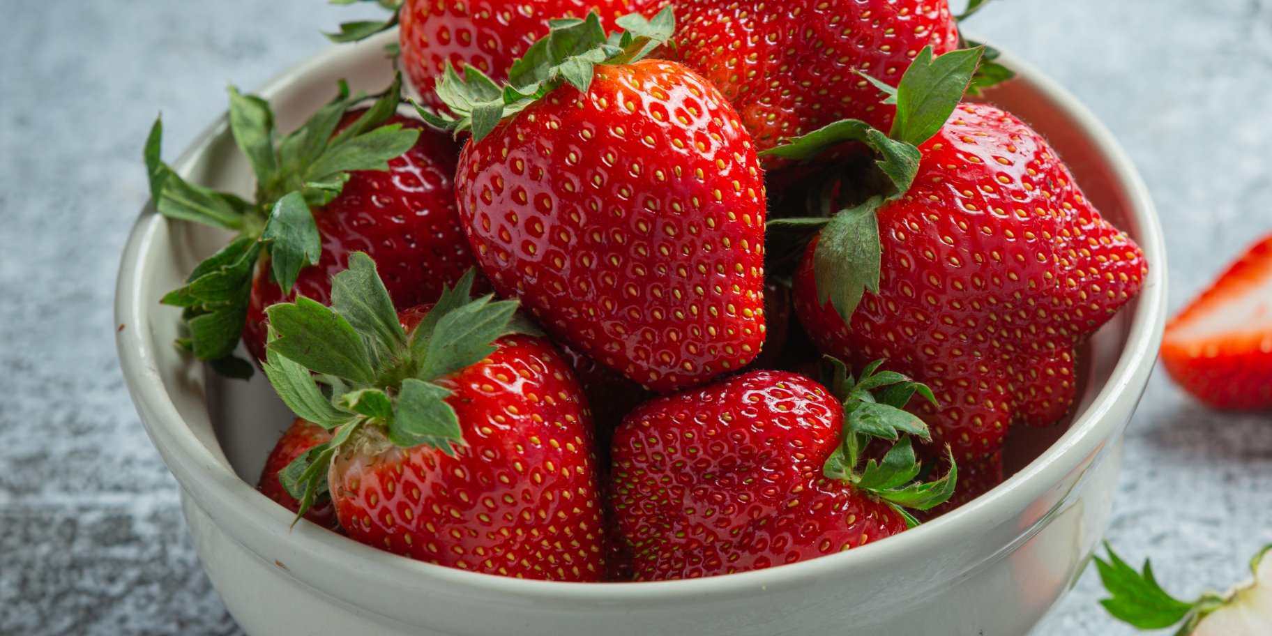 Полуниця у мисці