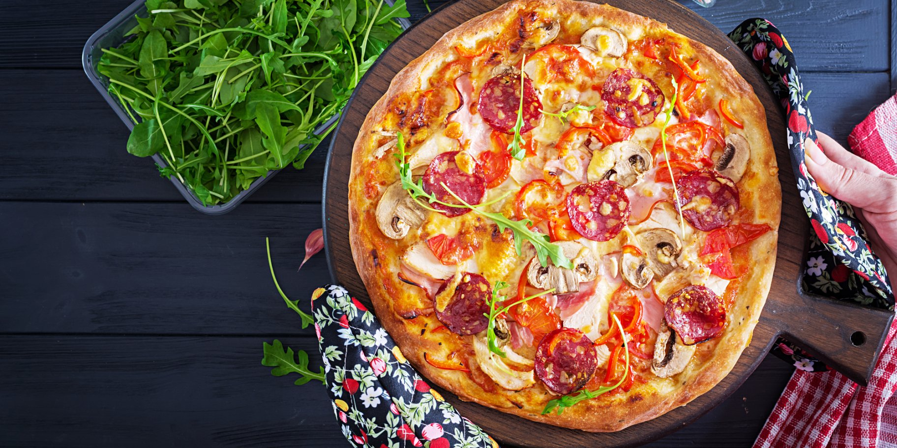 Пицца на лаваше с колбасой