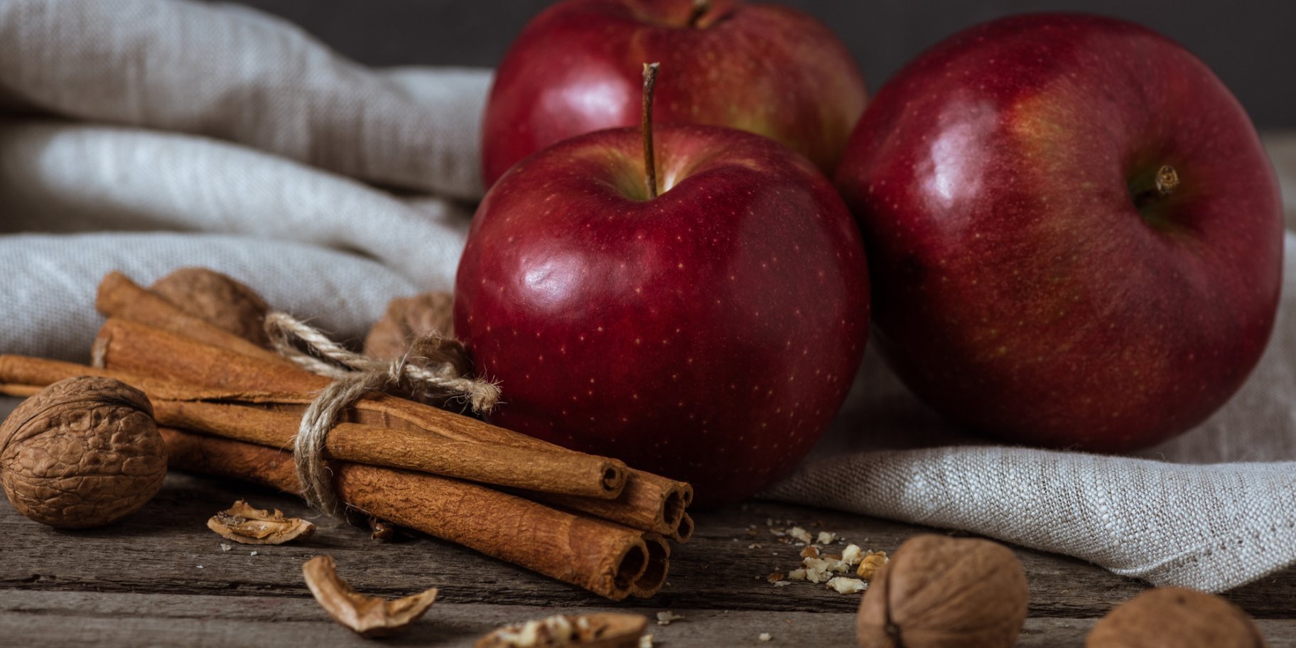 Яблука та кориця