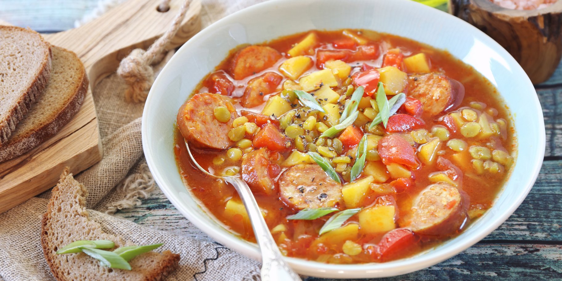 Гороховий суп з ковбасками і сиром