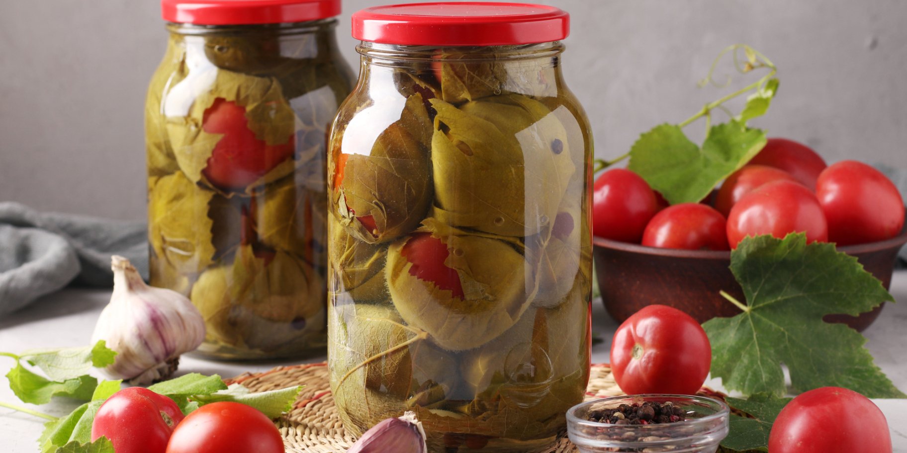 Помідори у виноградному листі