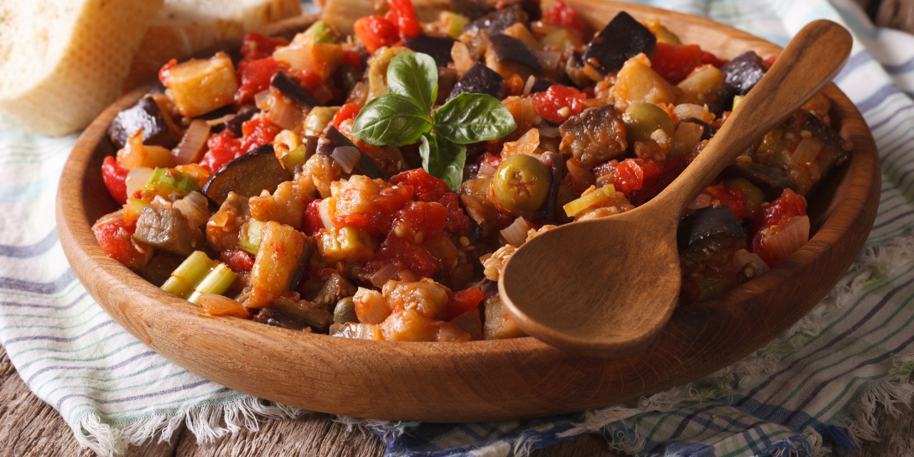 Тушеное мясо с баклажанами и перцем