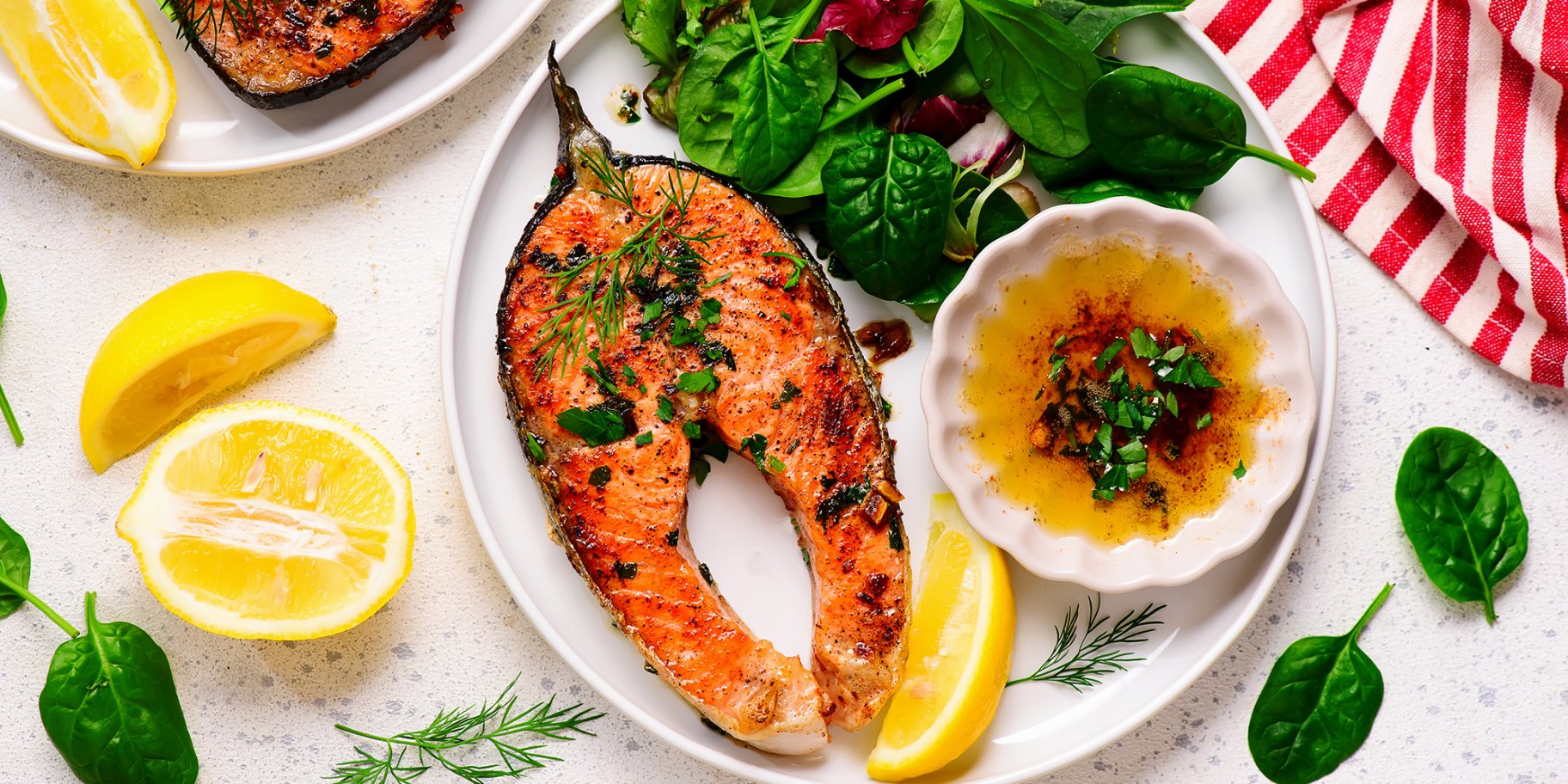 Стейк із лосося з часником і зеленню