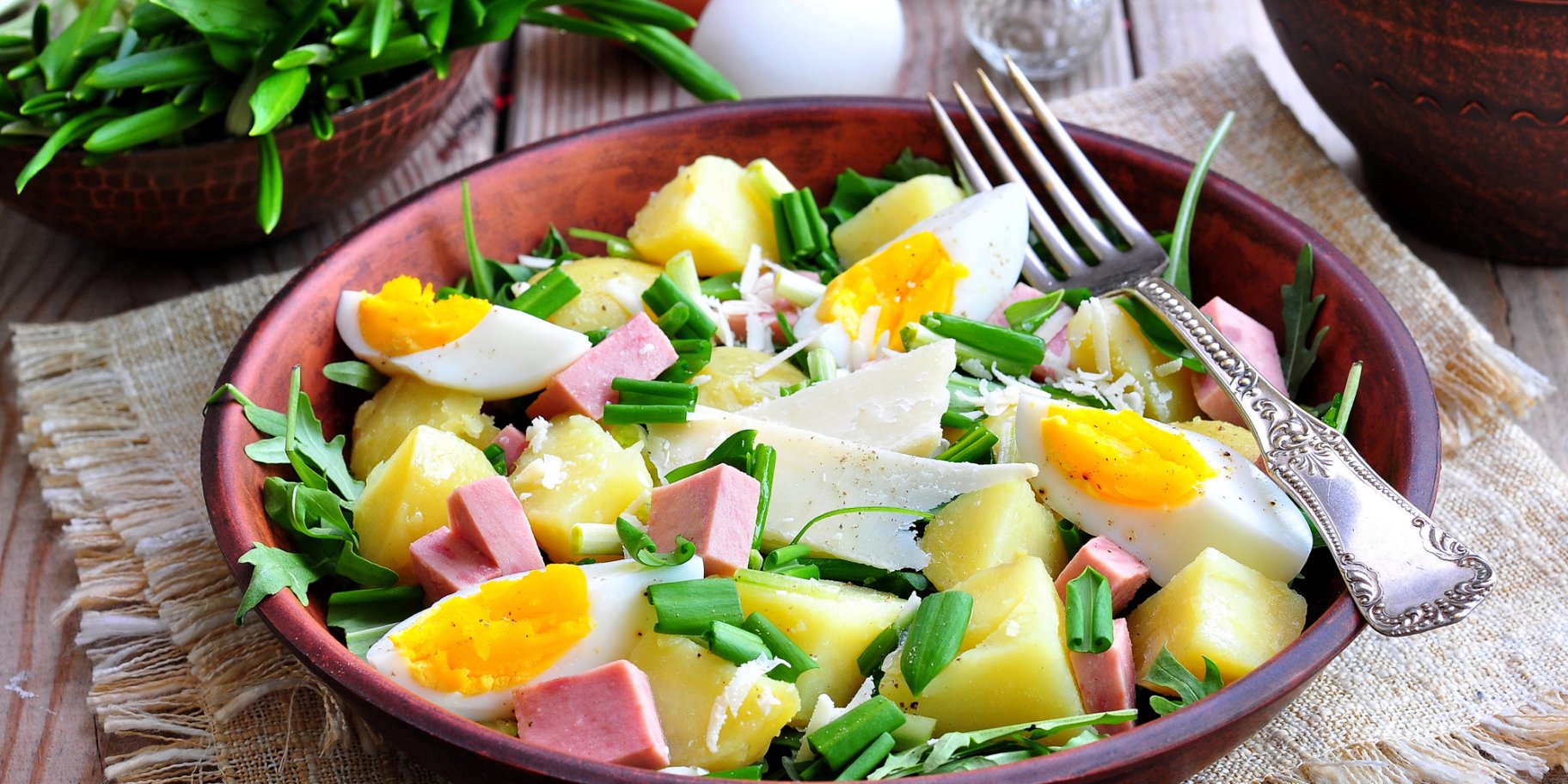 Салат з молодої картоплі з яйцями