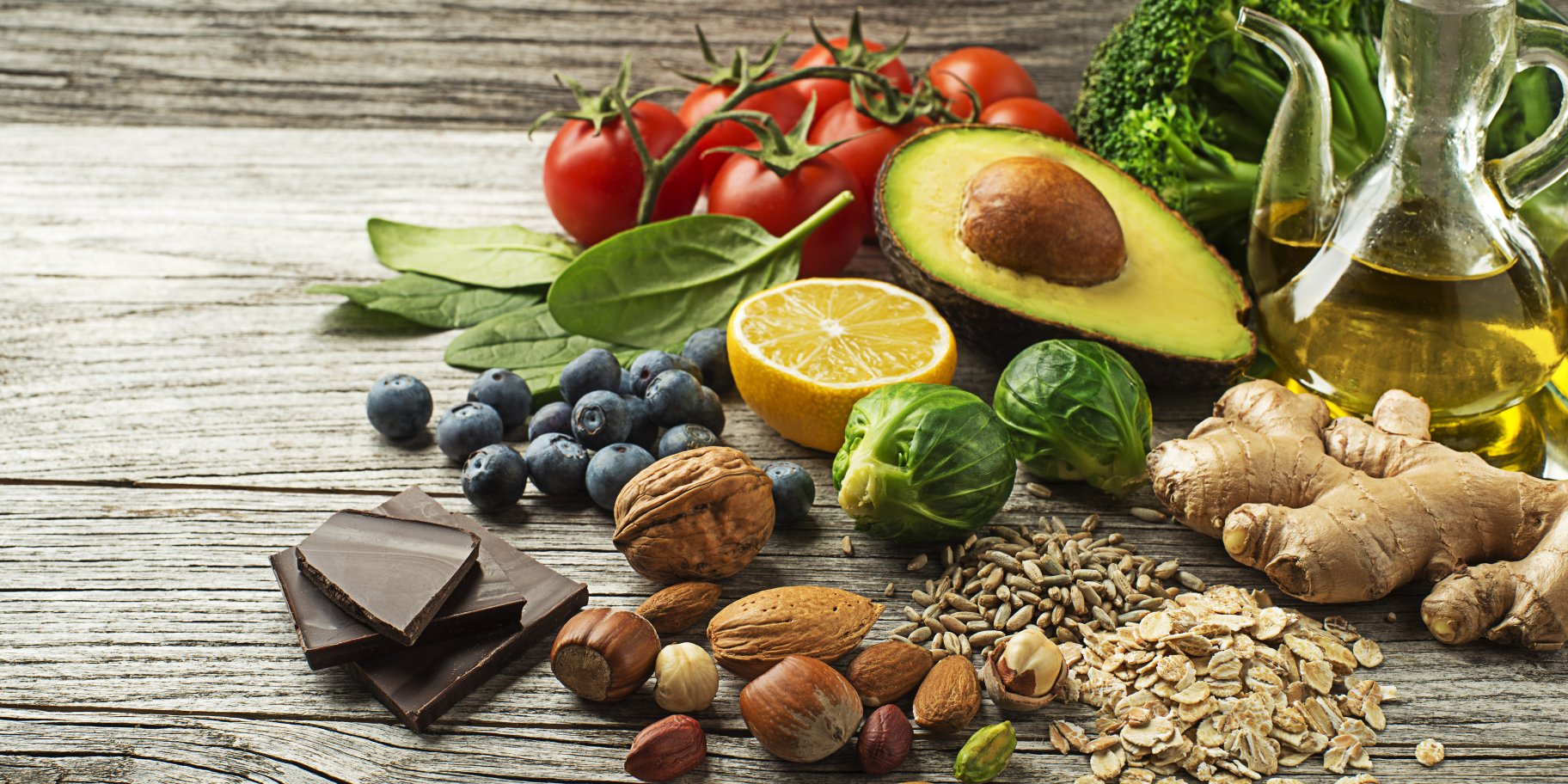 горіхи, авокадо, брюссельська капуста на столі