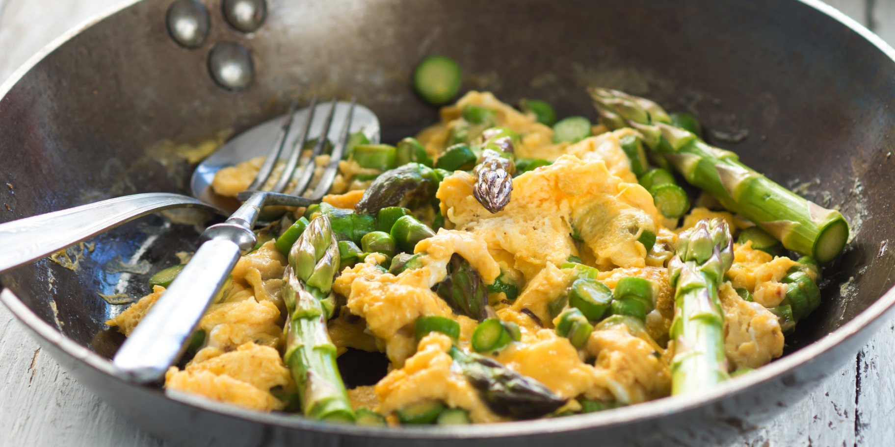 Омлет зі спаржею краже подавати з томатами